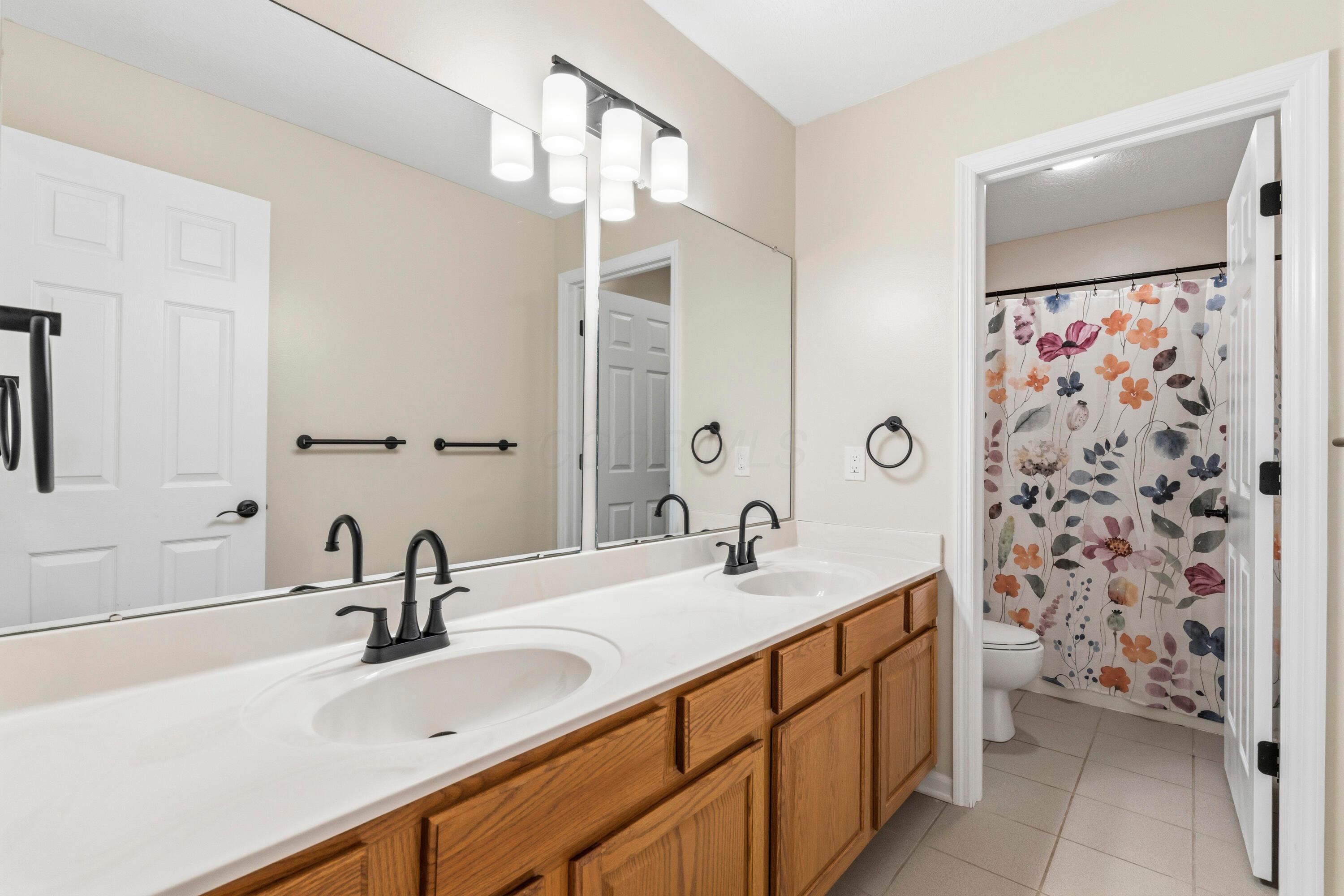 8507 Benner Road Johnstown, OH 43031 - Photo 38 of 69 2nd Floor Guest Full Bath with double vanity!