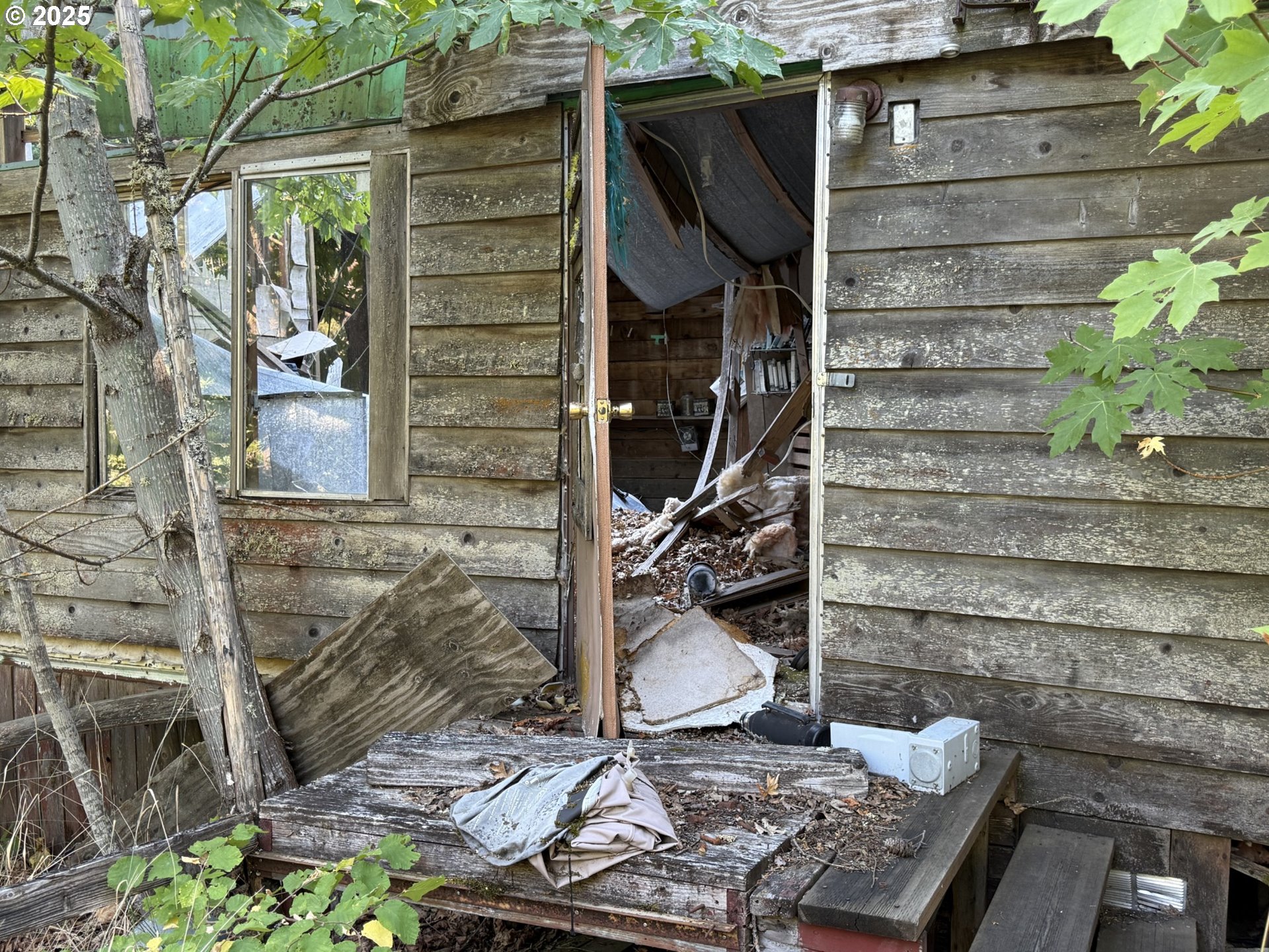 121 Cooke Road White Salmon, WA 98672 - Photo 17 of 48 a backyard of a house with seating space
