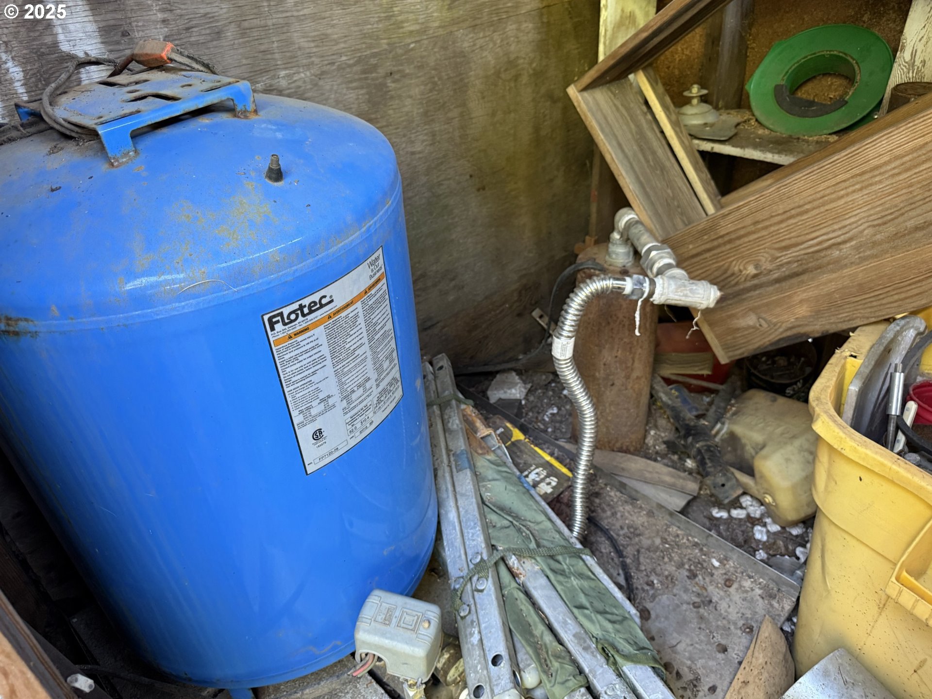 121 Cooke Road White Salmon, WA 98672 - Photo 33 of 48 a bathroom with a sink mirror and toilet