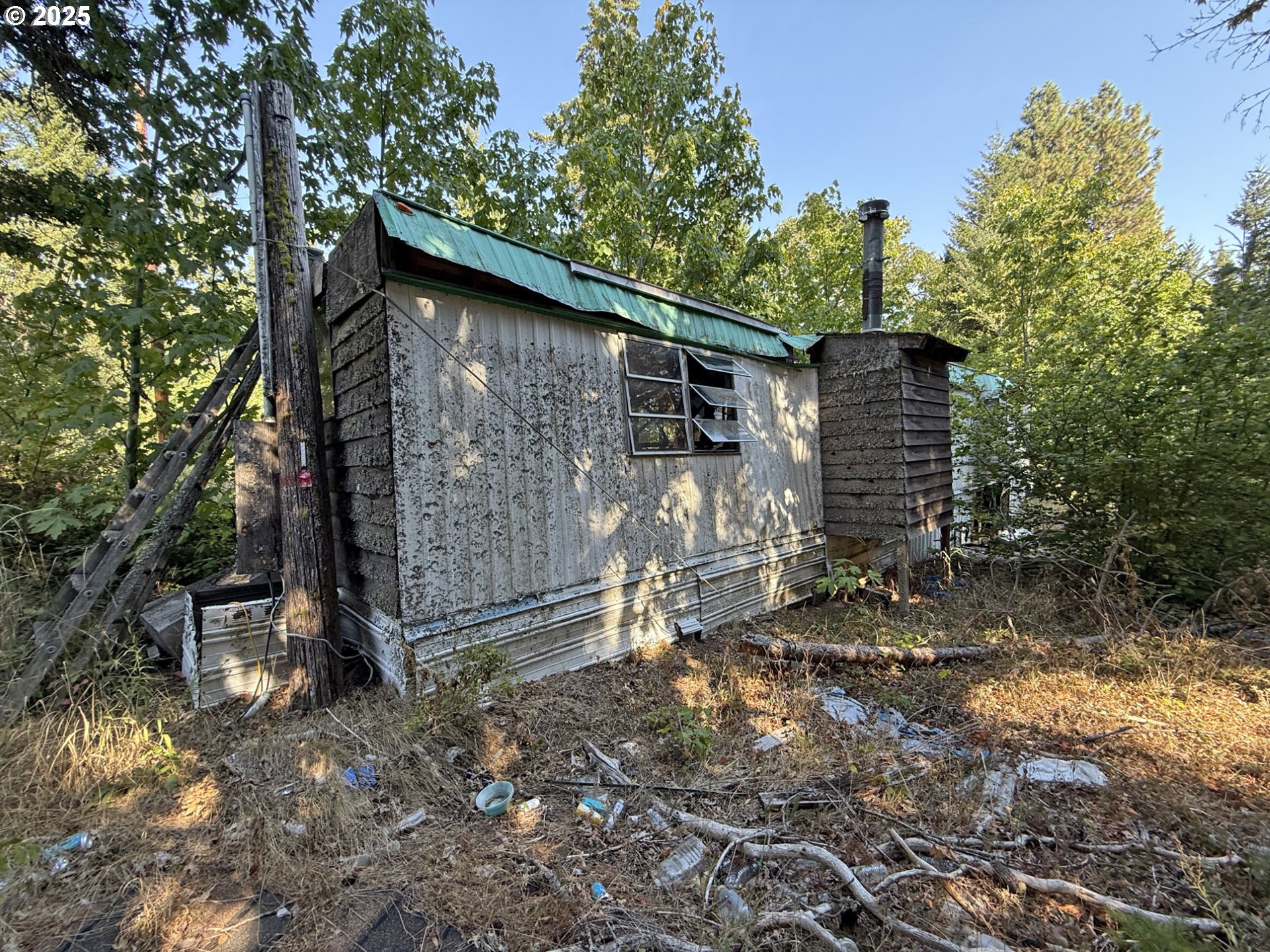 121 Cooke Road White Salmon, WA 98672 - Photo 34 of 48 a backyard of a house with table and chairs