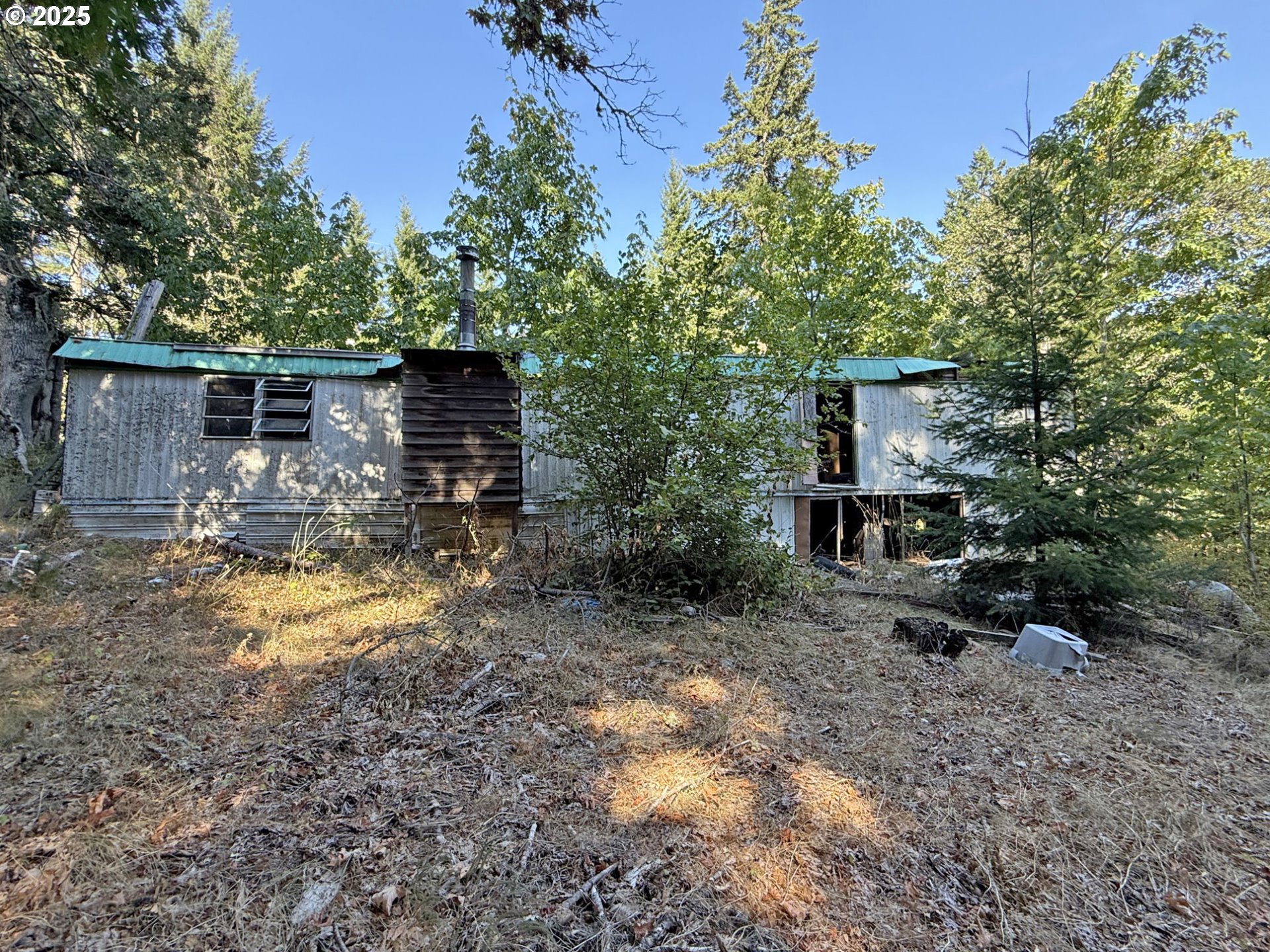 121 Cooke Road White Salmon, WA 98672 - Photo 37 of 48 a backyard of a house with barbeque oven and outdoor seating