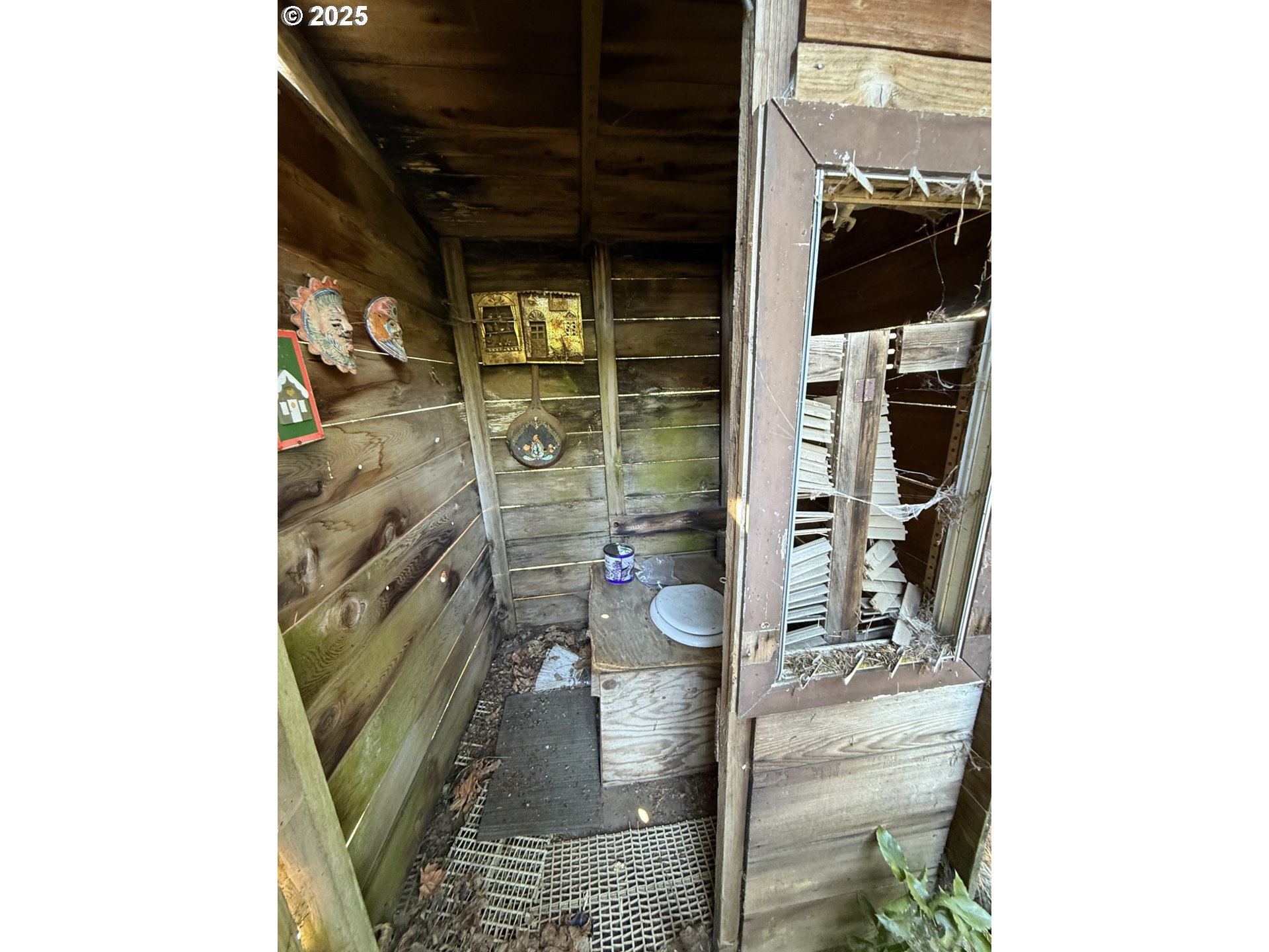 121 Cooke Road White Salmon, WA 98672 - Photo 39 of 48 a picture of a door of the house