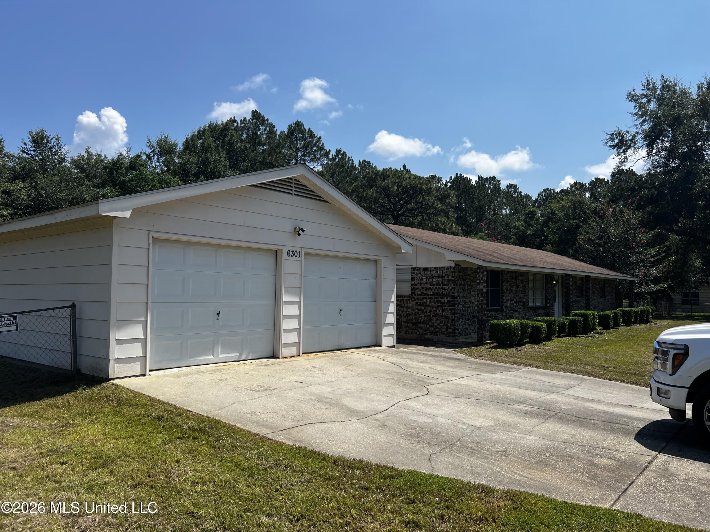6301 Cleo Drive Moss Point, MS 39562 - Photo 5 of 42 IMG_2851
