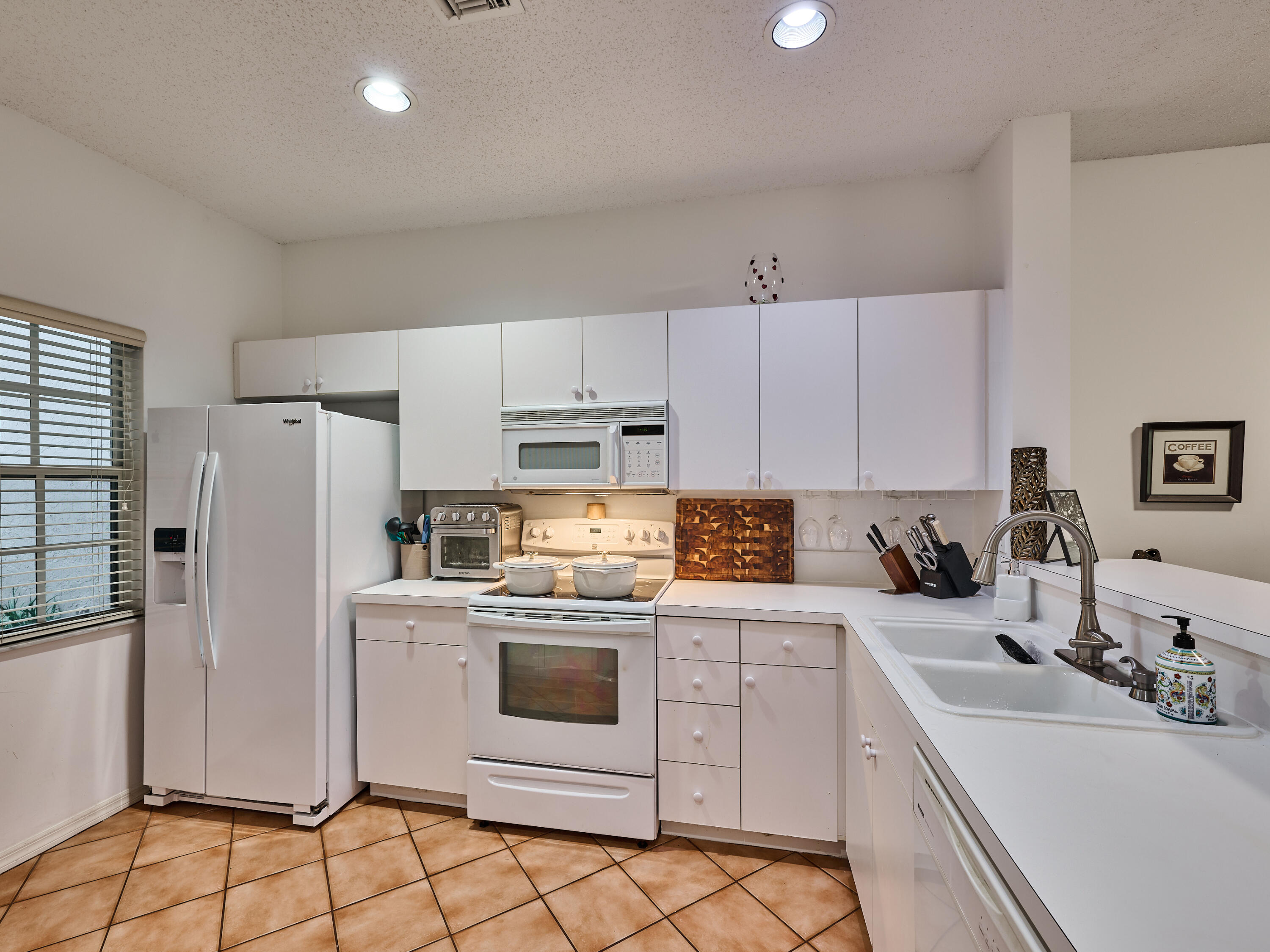 5121 Sabal Gardens Lane, Unit 2 Boca Raton, FL 33487 - Photo 4 of 25 kitchen