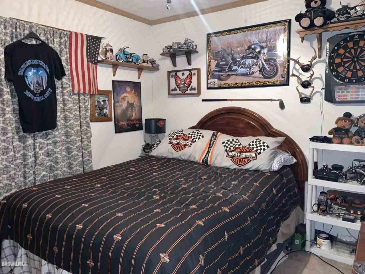 6639 Riverview Road Thomson, IL 61285 - Photo 3 of 20 a bedroom with a bed and painting on the wall