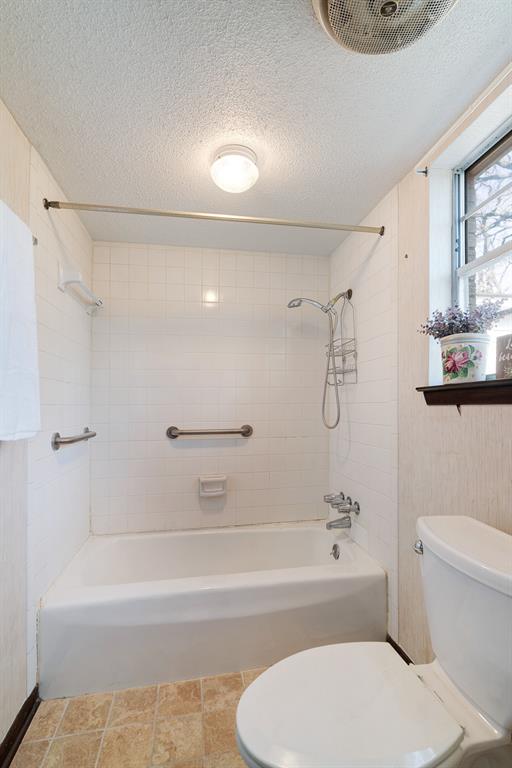 175 45th Street Southwest Paris, TX 75460 - Photo 23 of 33 Primary bath