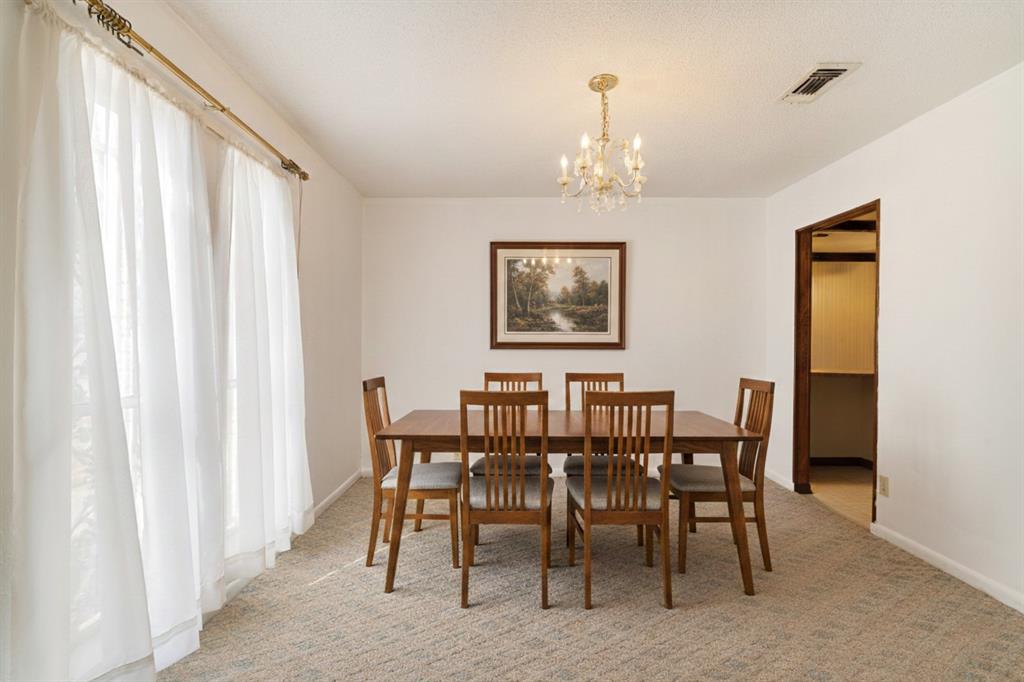 175 45th Street Southwest Paris, TX 75460 - Photo 5 of 33 Dining area w virtual stagind
