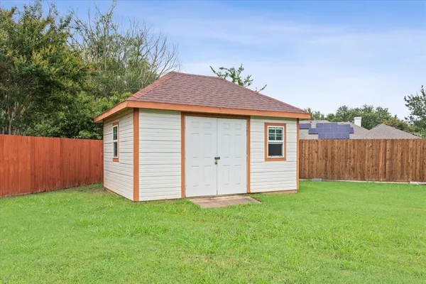 a view of a back yard of the house