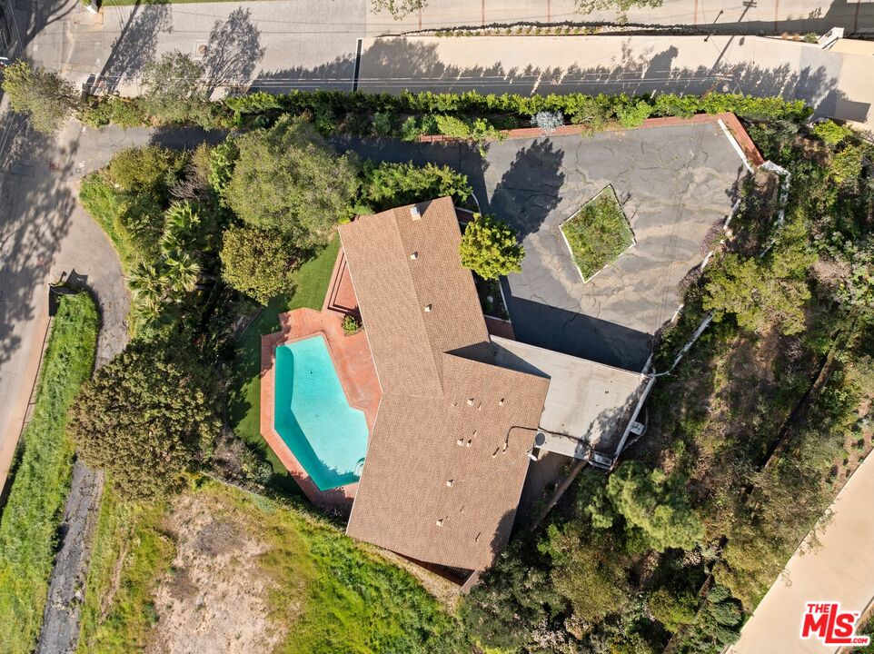 590 North Tigertail Road Los Angeles, CA 90049 - Photo 16 of 16