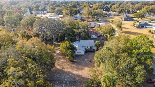 a view of a yard of the house