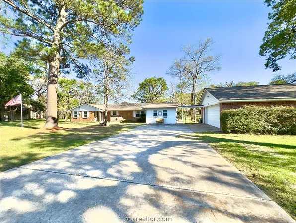 $345,000 | 212 Golfview Drive North, Hilltop Lakes, TX 77871
