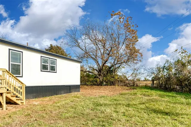 a view of a house with backyard and garden