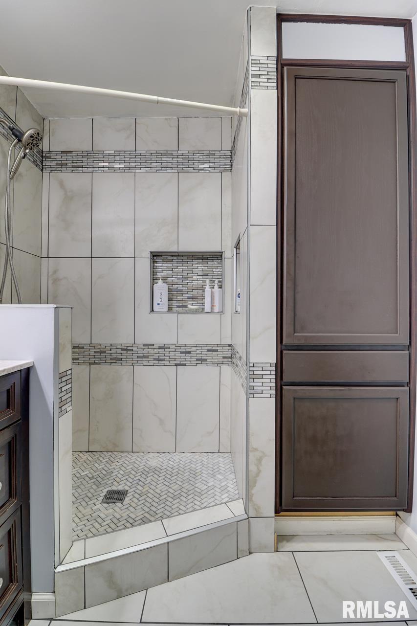 2410 Barker Street Clinton, IA 52732 - Photo 15 of 28