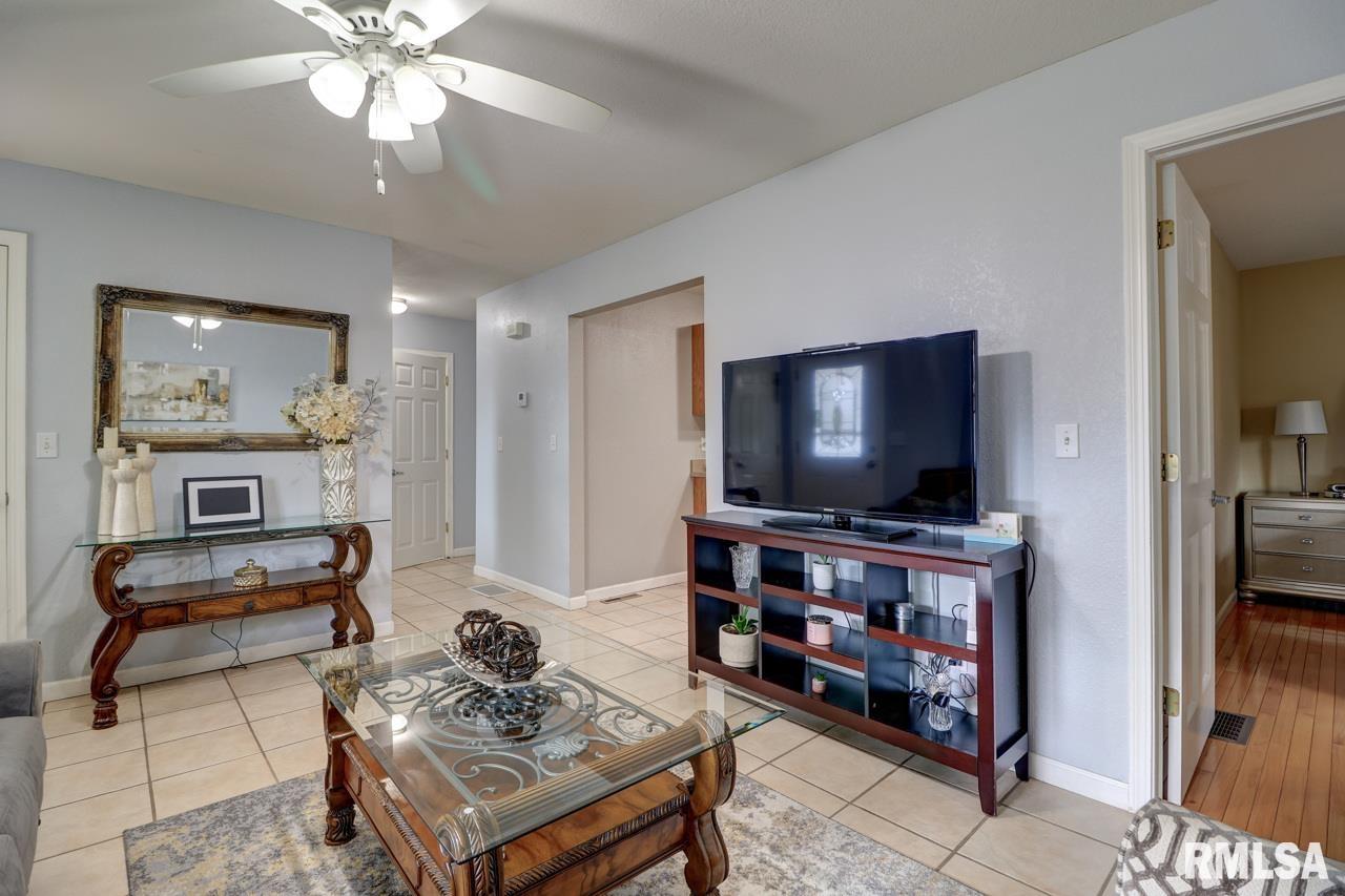 2410 Barker Street Clinton, IA 52732 - Photo 3 of 28