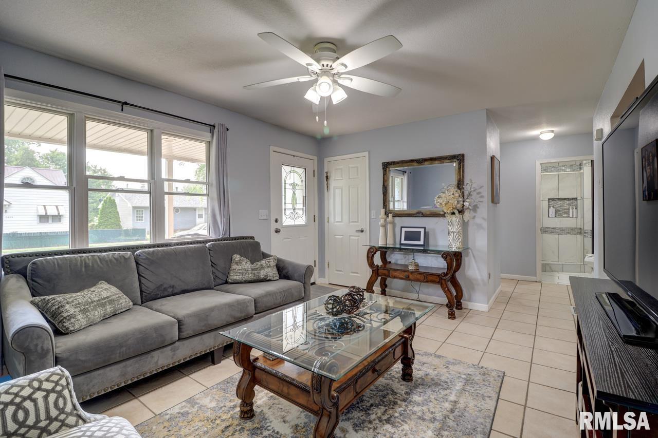 2410 Barker Street Clinton, IA 52732 - Photo 4 of 28