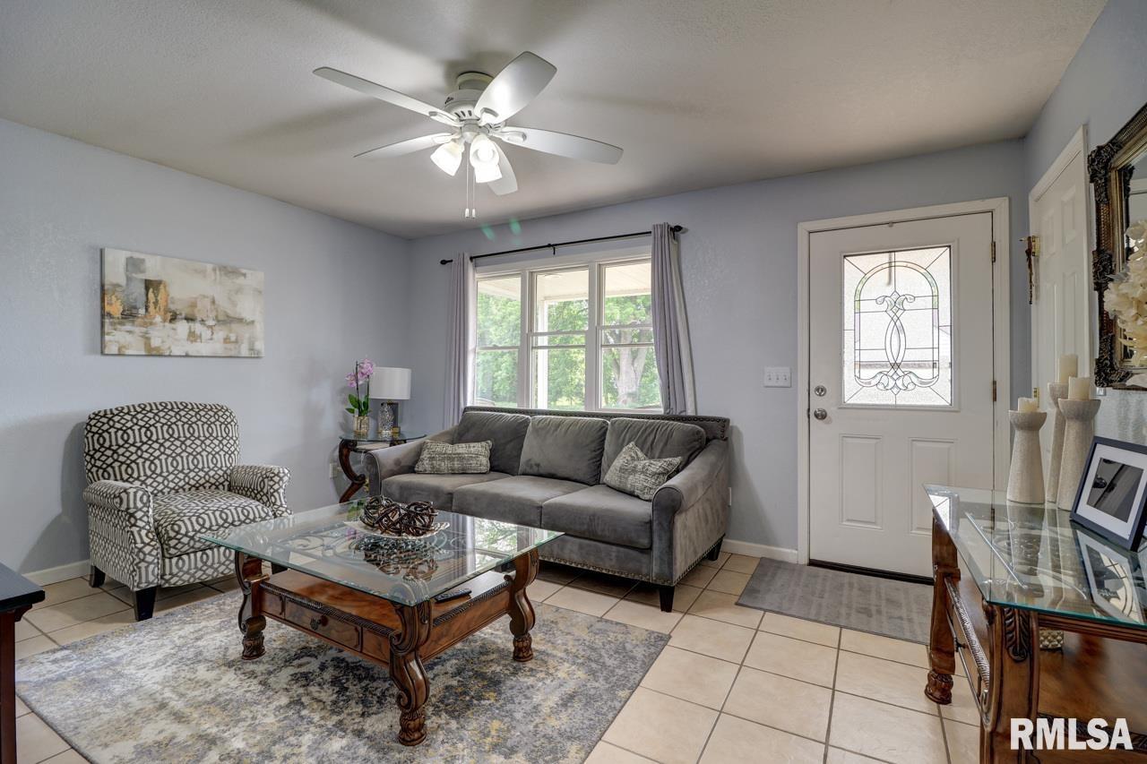 2410 Barker Street Clinton, IA 52732 - Photo 5 of 28