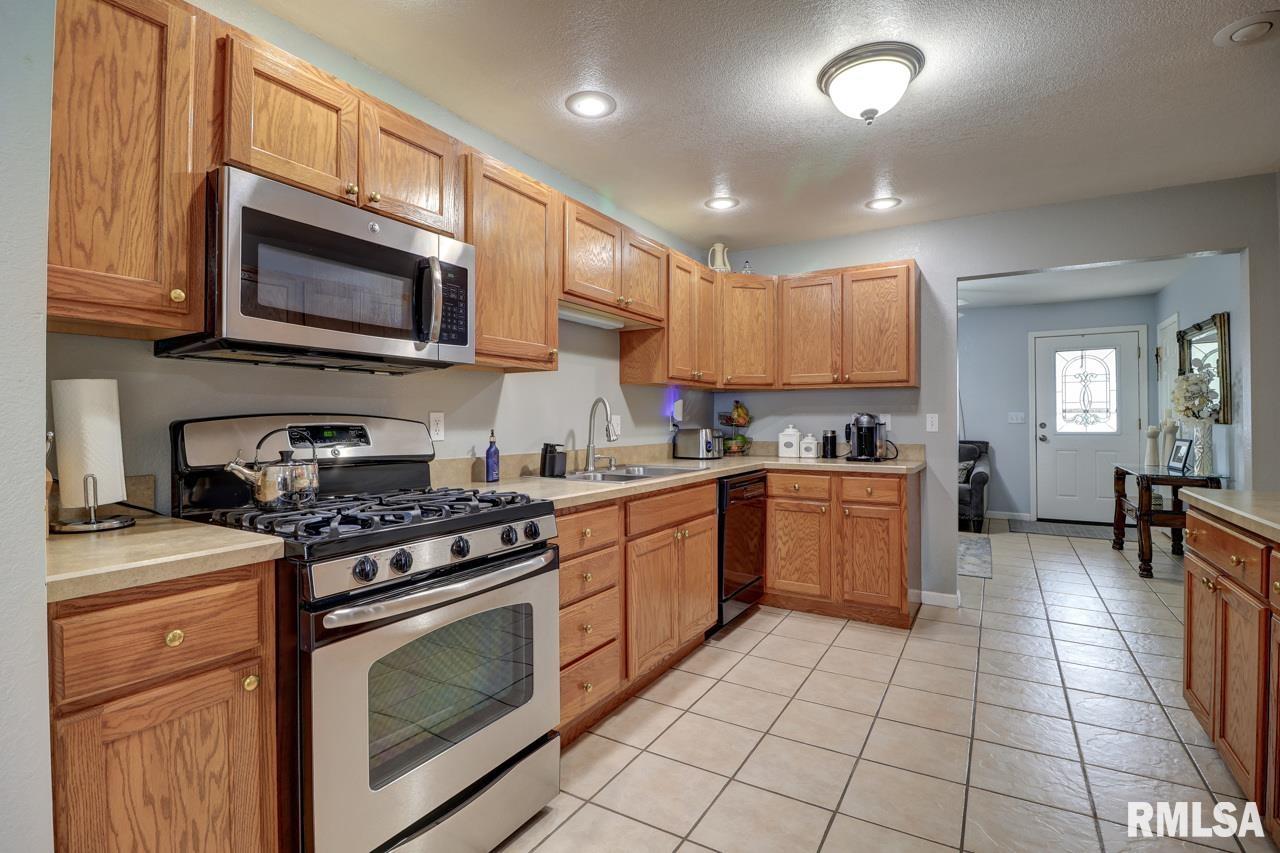 2410 Barker Street Clinton, IA 52732 - Photo 7 of 28