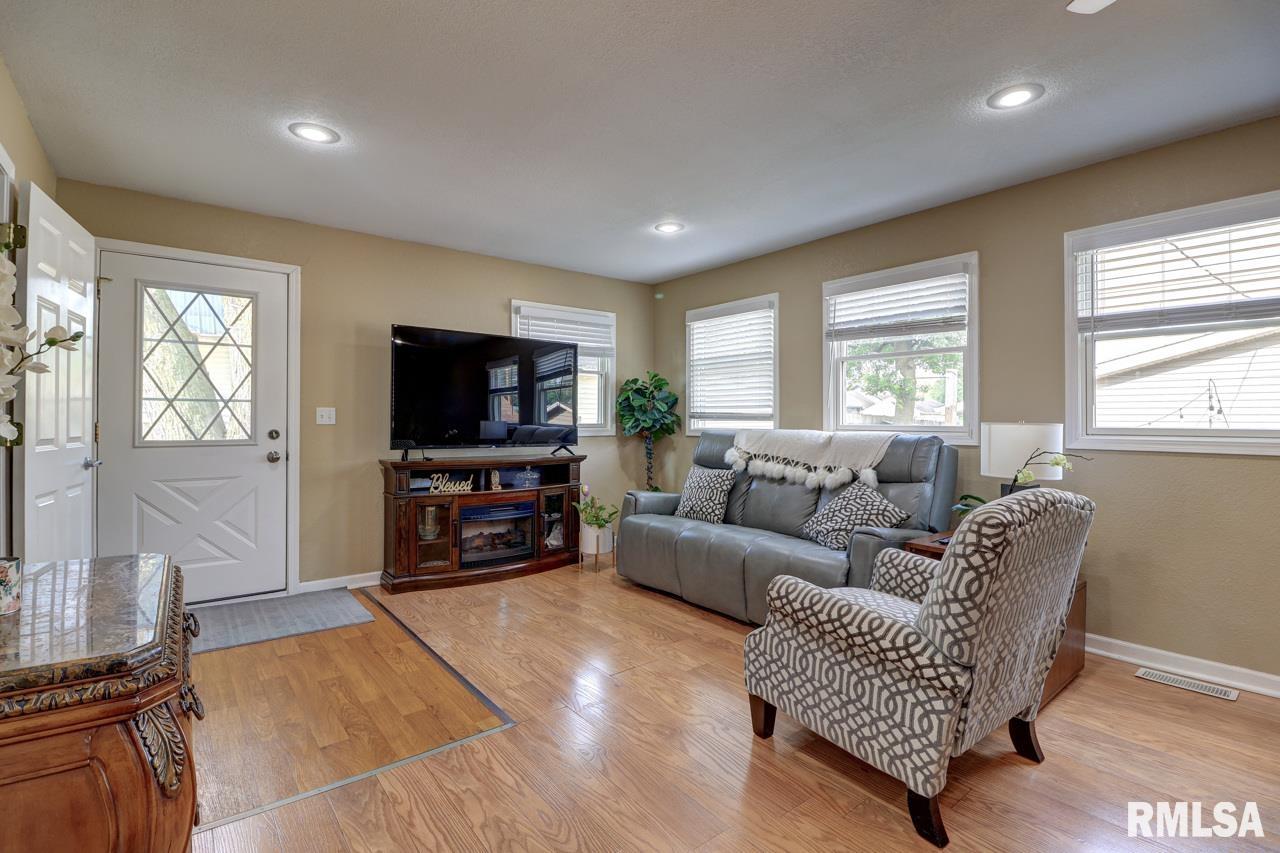 2410 Barker Street Clinton, IA 52732 - Photo 10 of 28