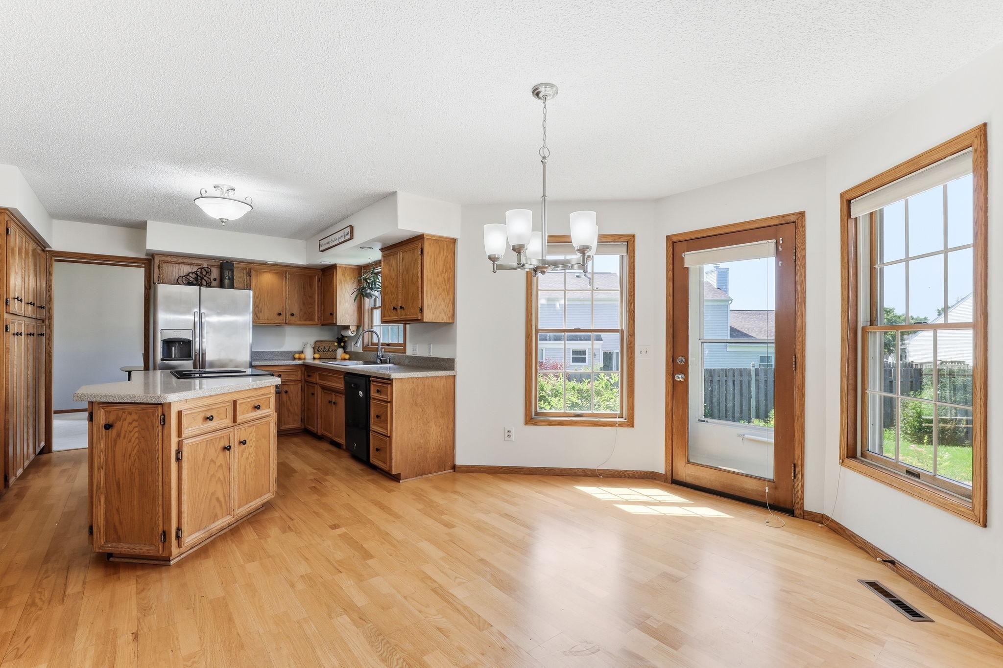 455 Highpoint Curve Maplewood, MN 55119 - Photo 9 of 44
