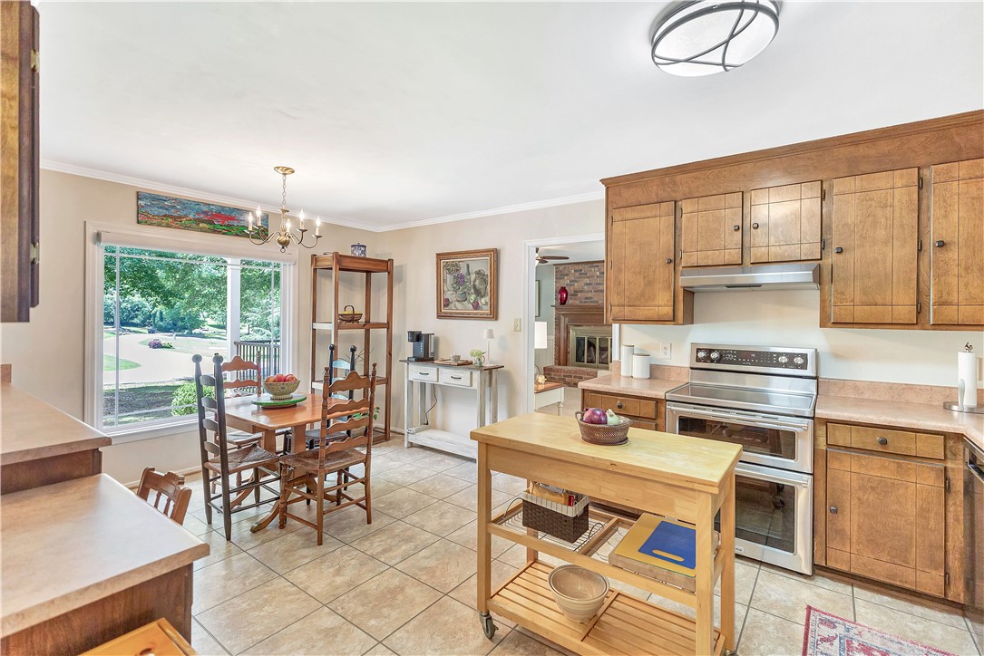 910 Chantilly Lane Anderson, SC 29625 - Photo 21 of 38 A traditional kitchen offers abundant cabinetry and a stainless steel double oven, perfect for culinary endeavors.