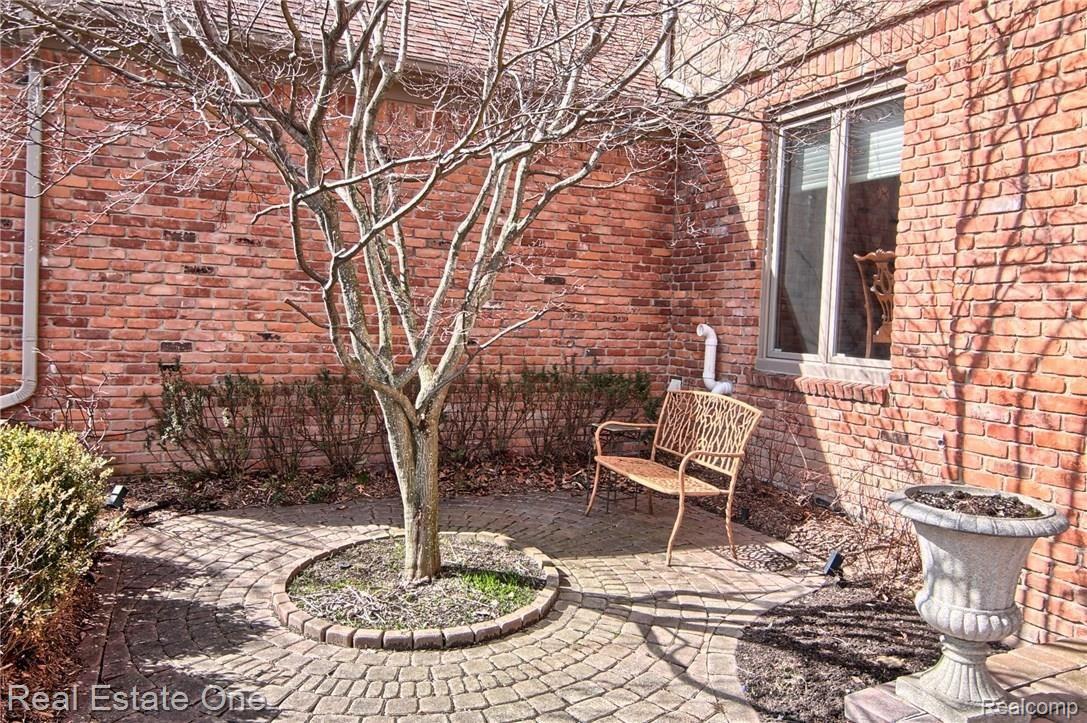 3362 Greenspring Lane Rochester, MI 48309 - Photo 2 of 40 Front Patio.jpg