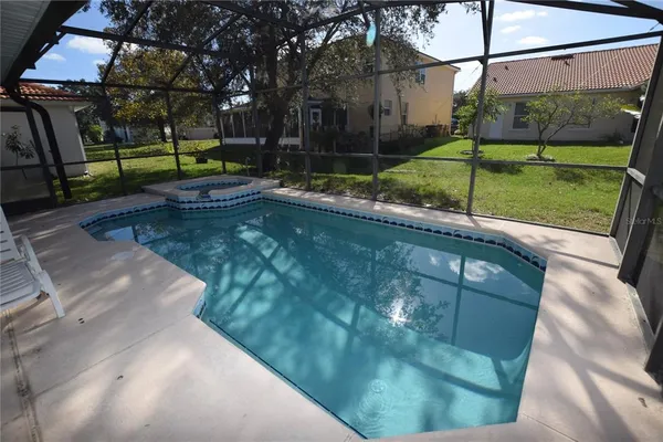 a view of a backyard