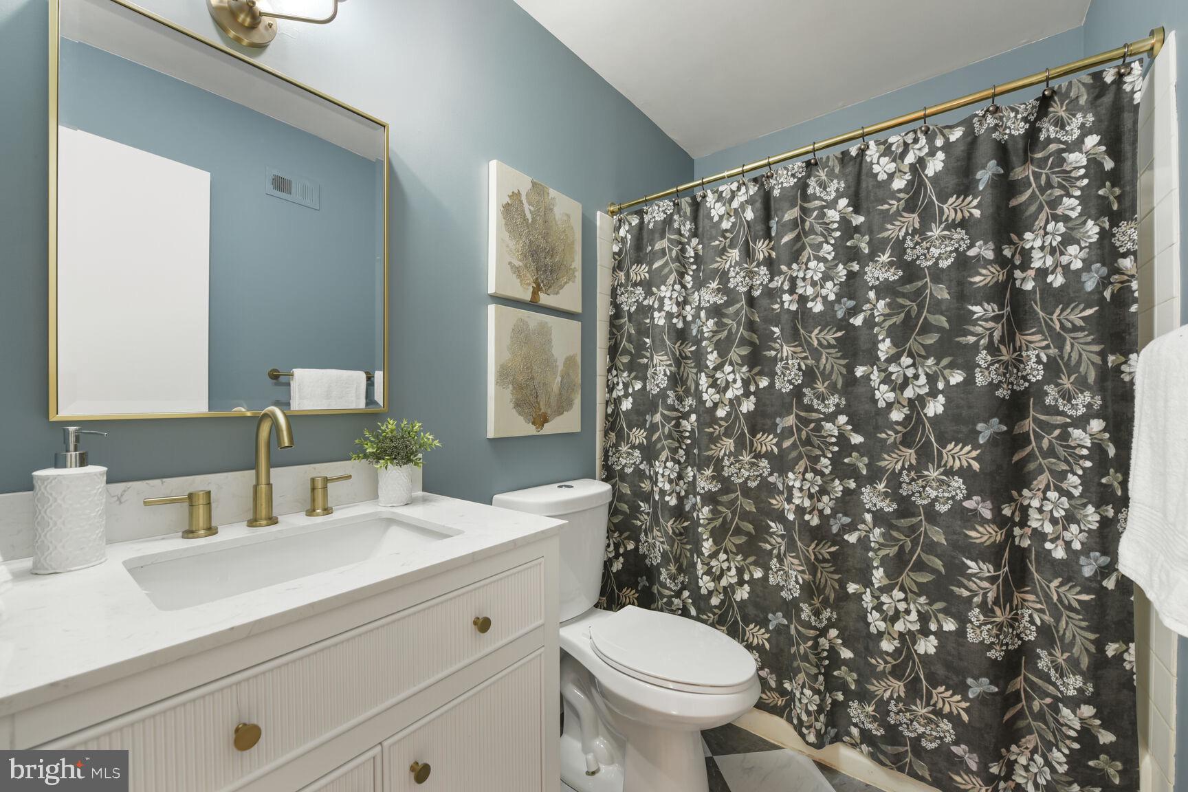 1814 Ivy Oak Square Reston, VA 20190 - Photo 21 of 28 Hall Bath