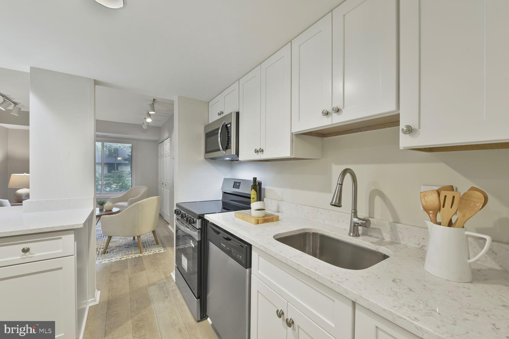 1814 Ivy Oak Square Reston, VA 20190 - Photo 9 of 28 Kitchen