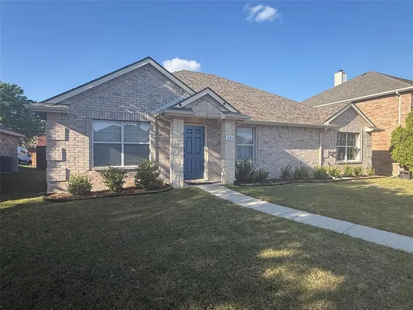 $2,200 | 323 Valley Ridge Drive, Red Oak, TX 75154