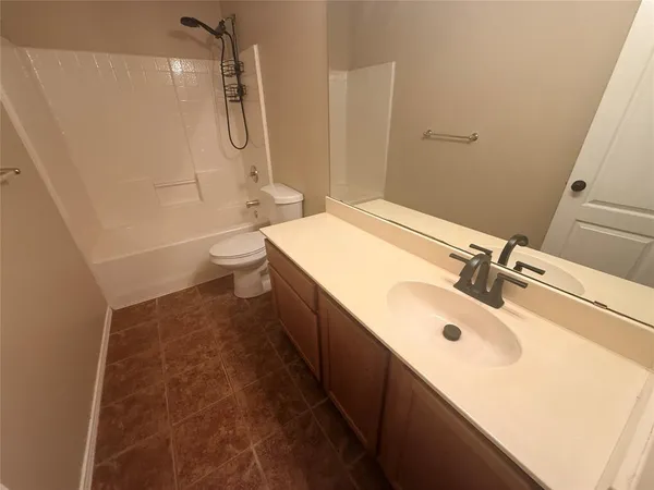 $2,200 | 323 Valley Ridge Drive, Red Oak, TX 75154