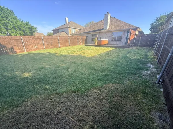 $2,200 | 323 Valley Ridge Drive, Red Oak, TX 75154