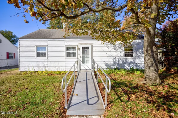 $2,550 | 13 Hawley Avenue, Colonie, NY 12205