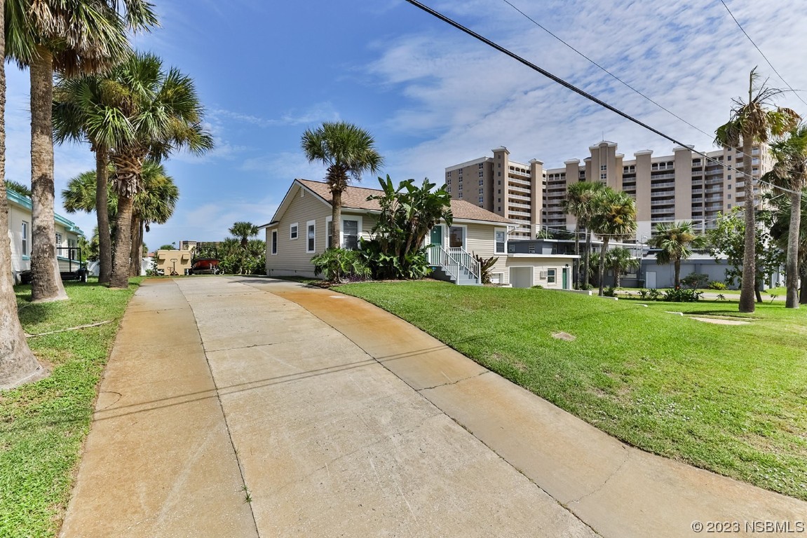 133 Milton Road Daytona Beach, FL 32118 - Photo 3 of 70 a front view of a multi story building with yard