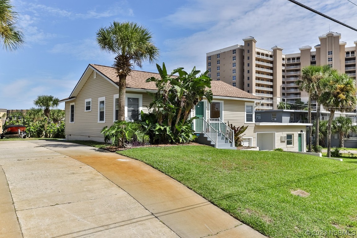 133 Milton Road Daytona Beach, FL 32118 - Photo 4 of 70 a front view of a house with a garden