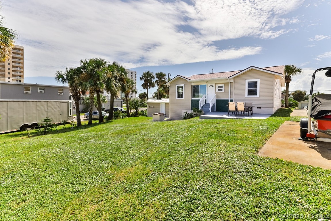 133 Milton Road Daytona Beach, FL 32118 - Photo 57 of 70 a front view of a house with a yard and trees