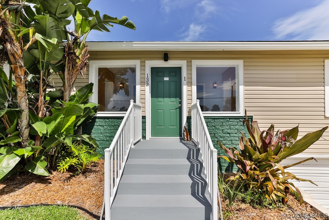 133 Milton Road Daytona Beach, FL 32118 - Photo 6 of 70 a front view of a house with a yard