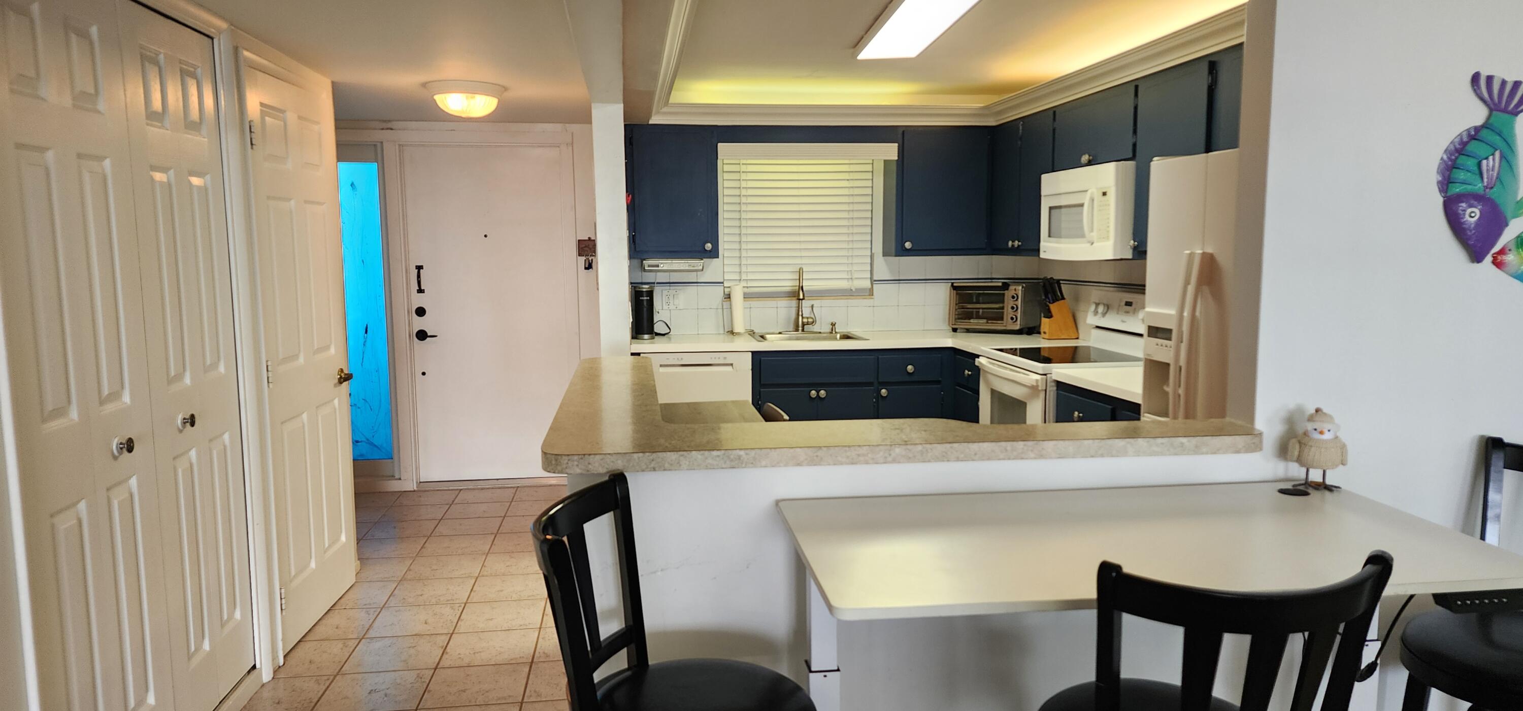 299 North Riverside Drive, Unit 1006 Pompano Beach, FL 33062 - Photo 5 of 31 KITCHEN
