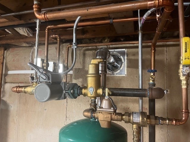 72 Elmore Street Holyoke, MA 01040 - Photo 23 of 28 a room with gym equipment