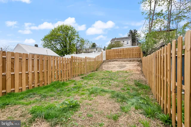 a view of a backyard with pathway