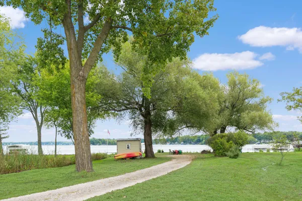 $1,799,000 | W304-n2426 Maple Avenue, Delafield, WI 53072