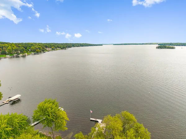 $1,799,000 | W304-n2426 Maple Avenue, Delafield, WI 53072