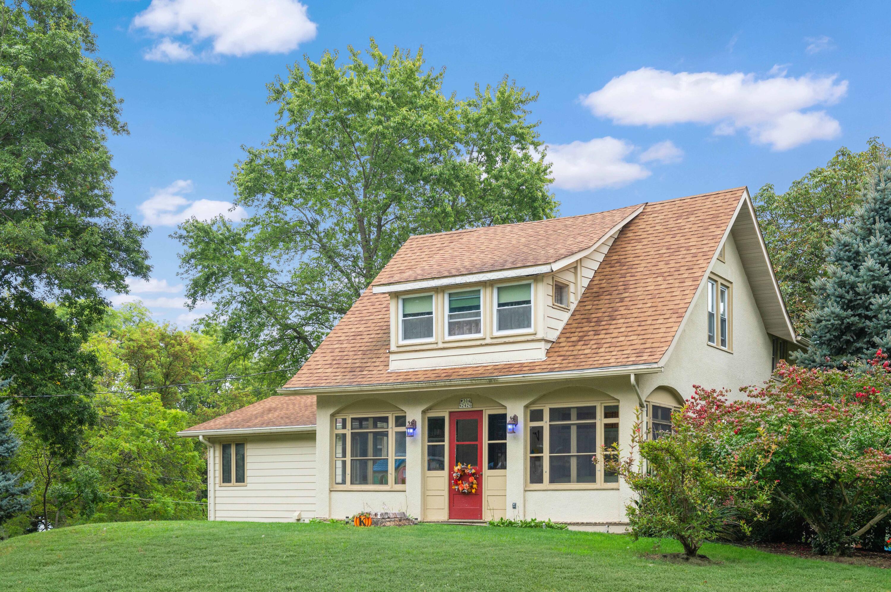 W304-n2426 Maple Avenue Delafield, WI 53072 - Photo 4 of 36 Maple Ave - Pewaukee Lake