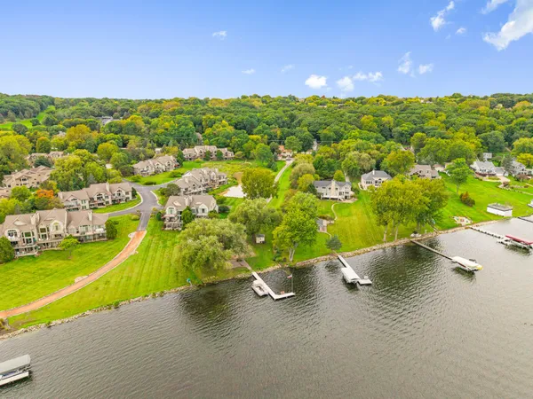 $1,799,000 | W304-n2426 Maple Avenue, Delafield, WI 53072