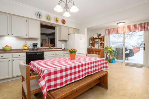 $1,799,000 | W304-n2426 Maple Avenue, Delafield, WI 53072