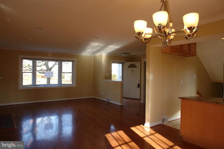 7305 Hogarth Street Springfield, VA 22151 - Photo 4 of 22 Living Room