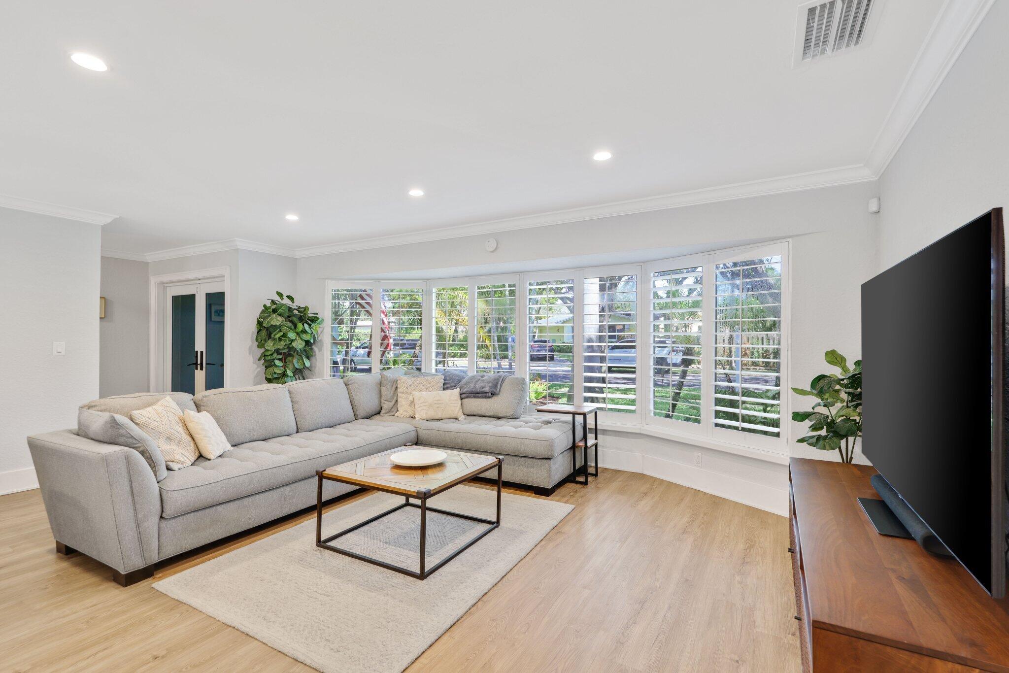 926 Southwest 1st Street Boca Raton, FL 33486 - Photo 8 of 59 Living room