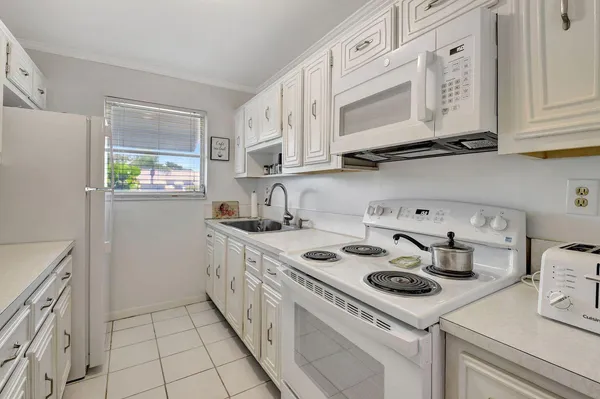 $141,000 | 170 High Point Terrace East, Unit B, Delray Beach, FL 33445