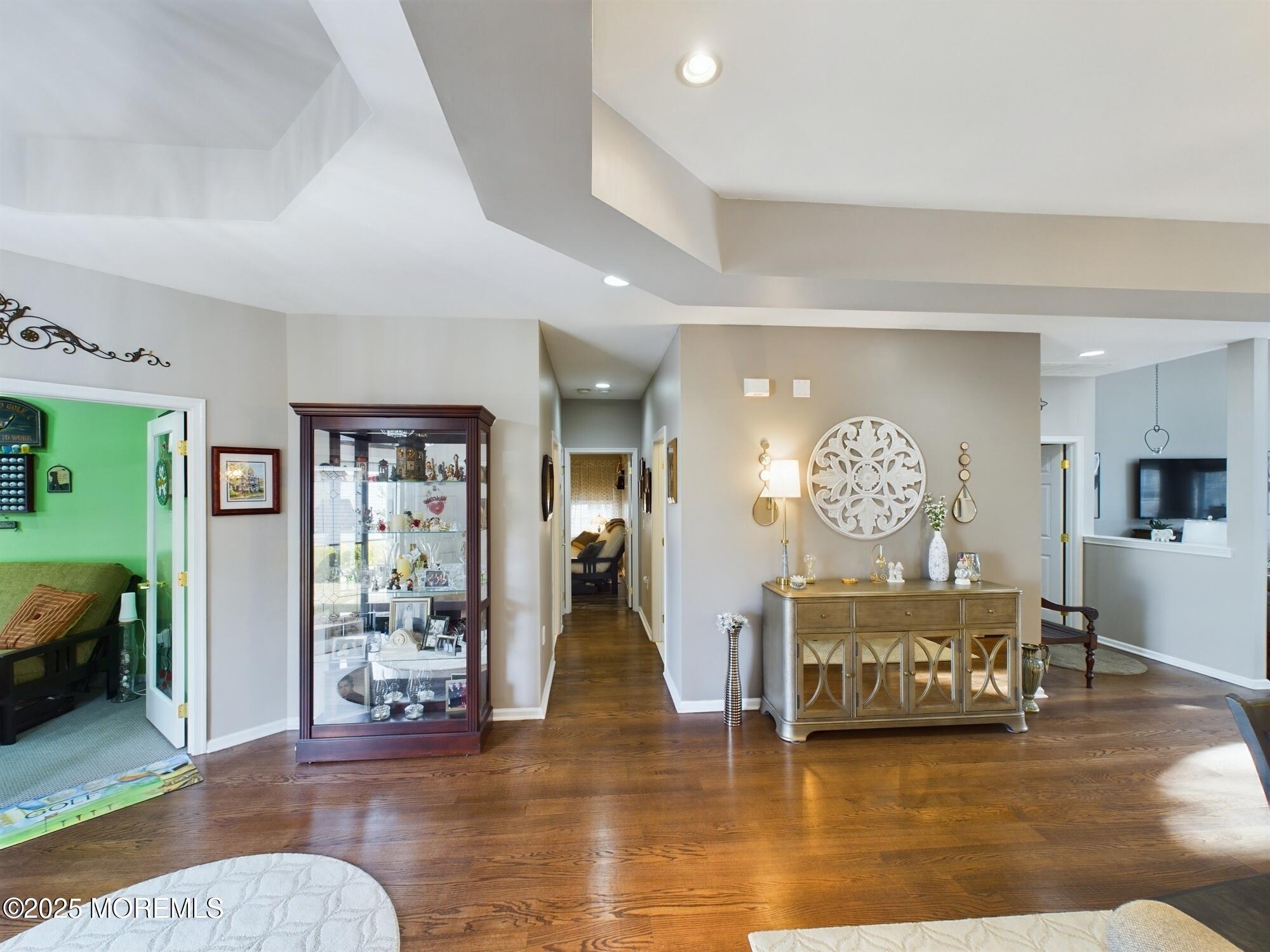 89 Pebble Beach Boulevard Jackson, NJ 08527 - Photo 6 of 42 a view of a livingroom kitchen and dining room with wooden floor