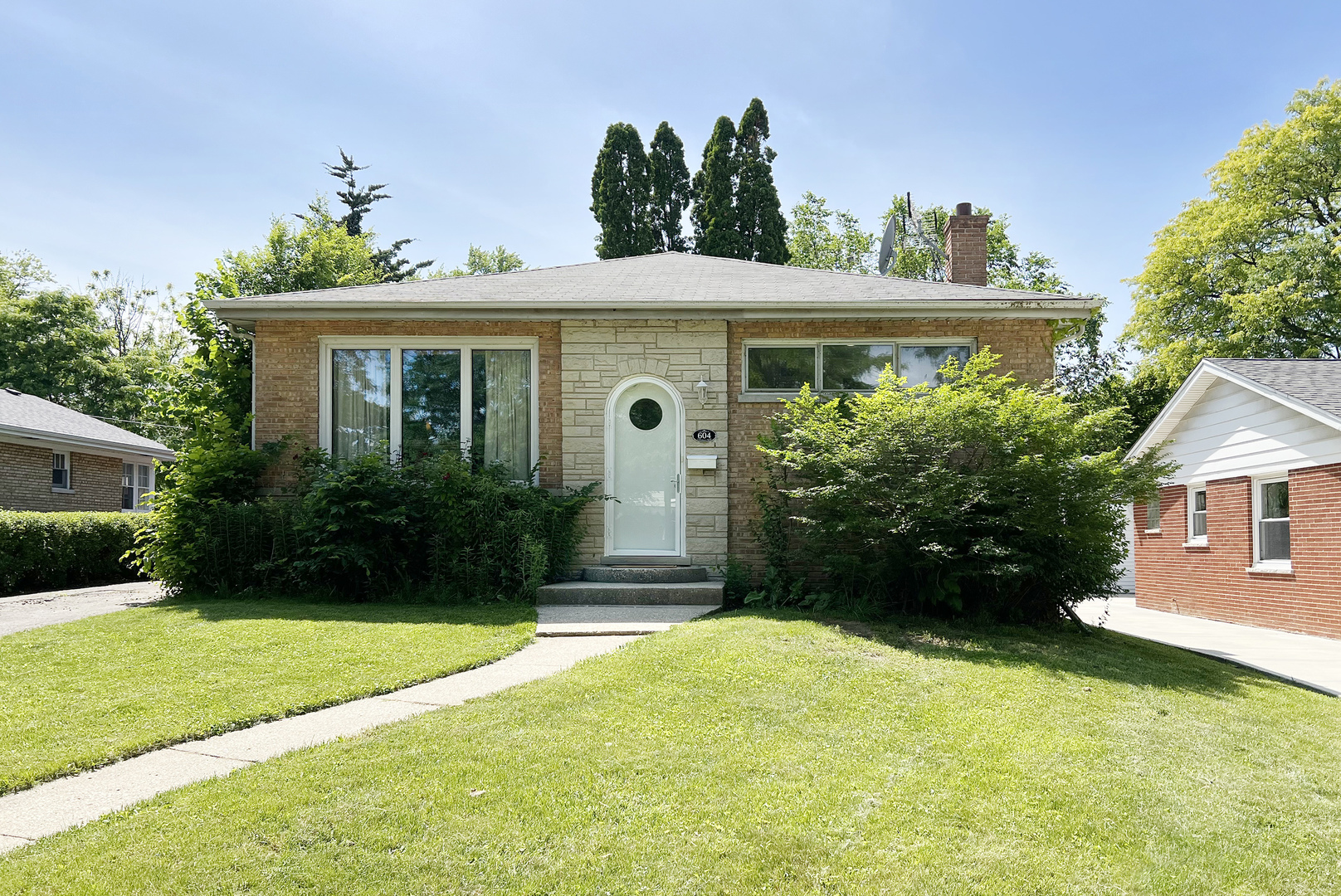 604 South Elmhurst Road South Mount Prospect, IL 60056 - Photo 1 of 18 a front view of a house with garden
