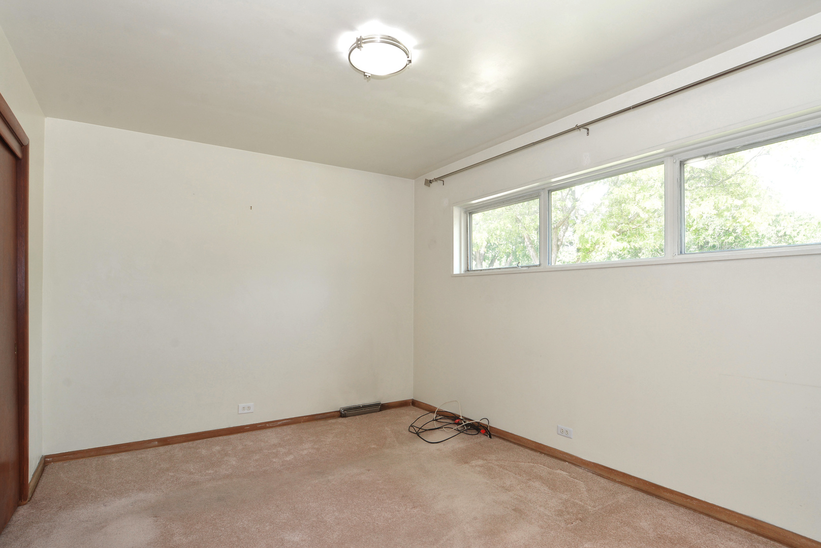 604 South Elmhurst Road South Mount Prospect, IL 60056 - Photo 6 of 18 an empty room with a window